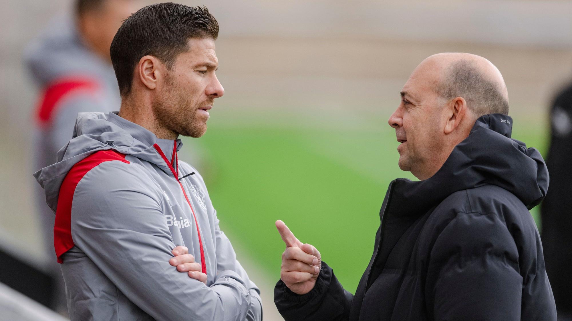 Leverkusens Trainer Xabi Alonso (l) und Fernando Carro, Vorsitzender der Geschäftsführung, unterhalten sich am Rande eines Trainings.