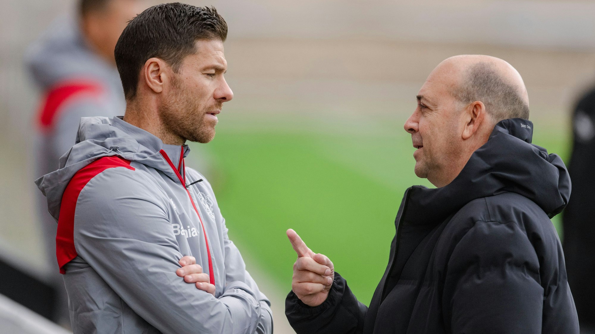 Leverkusens Trainer Xabi Alonso (l) und Fernando Carro, Vorsitzender der Geschäftsführung, unterhalten sich am Rande eines Trainings.