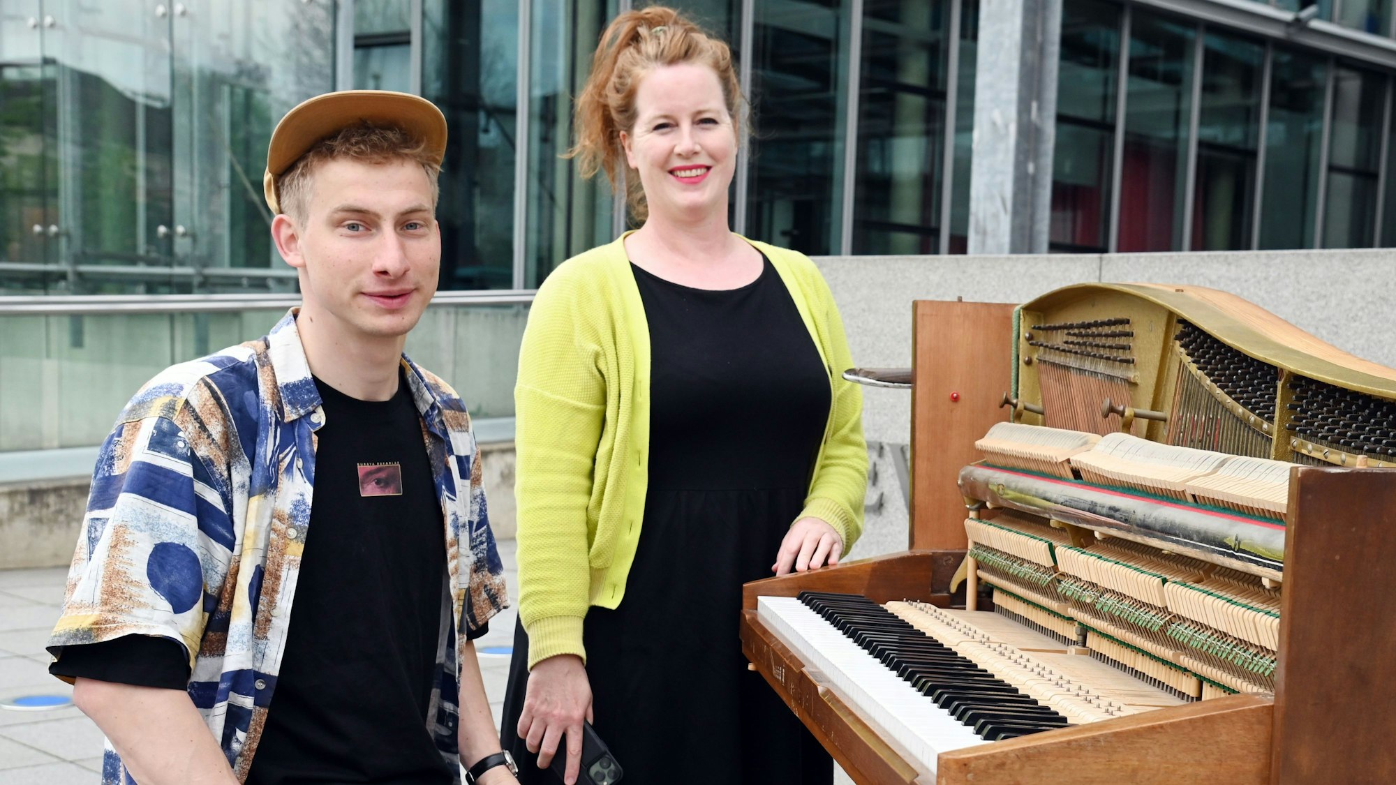 Der Kölner Straßenmusiker Thelonious Herrmann mit Sarah Brasack, stellvertretende Chefredakteurin des „Kölner Stadt-Anzeiger“