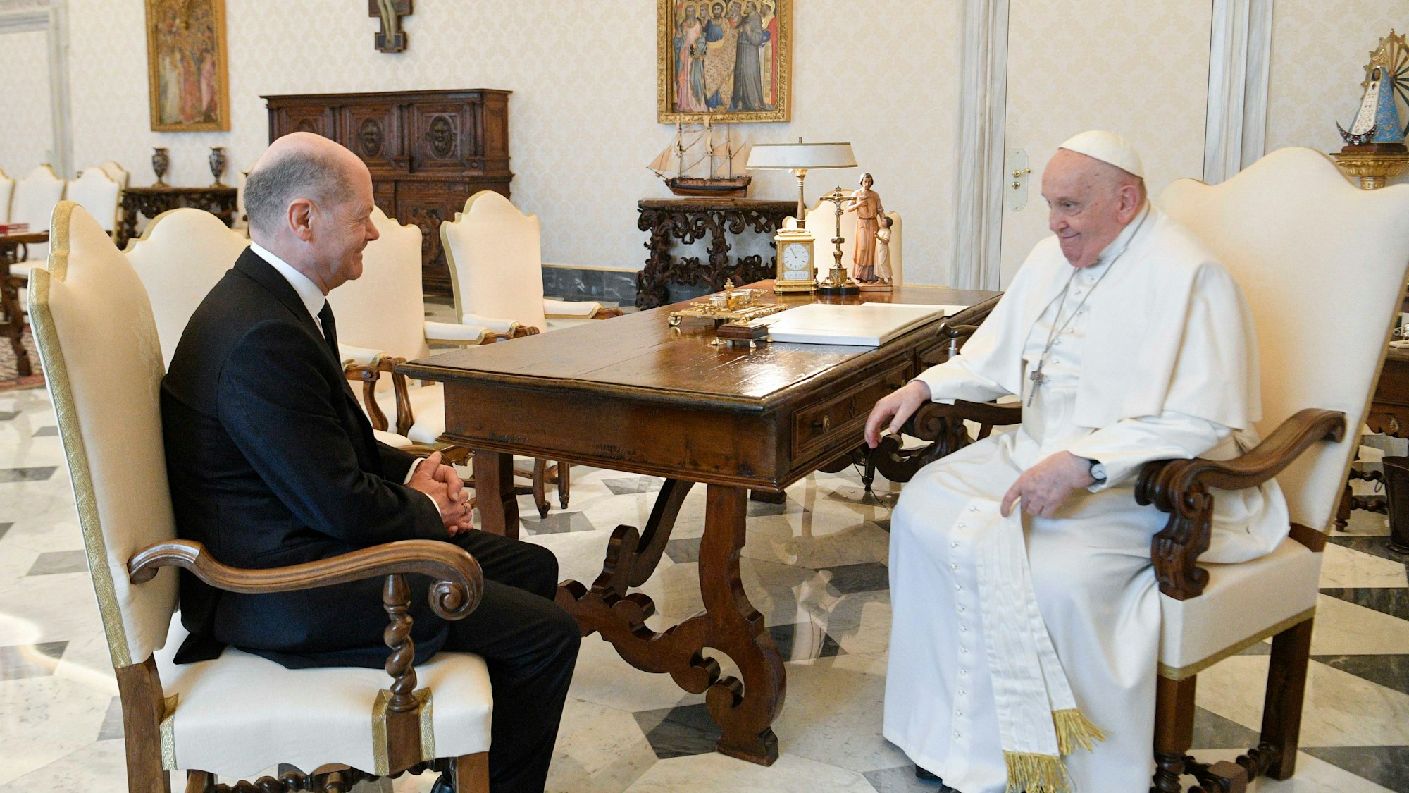 HANDOUT - 02.03.2024, Italien, Vatikanstadt: Papst Franziskus empfängt Bundeskanzler Olaf Scholz zu einer Privataudienz. Das Oberhaupt von mehr als 1,4 Milliarden Katholiken begrüßte den SPD-Politiker im Apostolischen Palast. (zu dpa: «Scholz: Franziskus war «Fürsprecher der Schwachen»») Foto: --/Vatican Media/dpa +++ dpa-Bildfunk +++