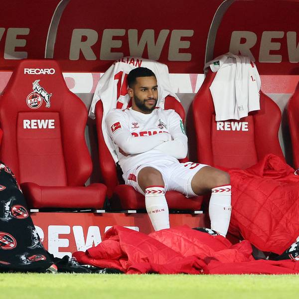 Linton Maina (l.) und Dejan Ljubicic vom 1. FC Köln sitzen gemeinsam auf der Kölner Bank. Die sportliche Zukunft beider FC-Profis ist aktuell noch offen.