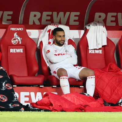 Linton Maina (l.) und Dejan Ljubicic vom 1. FC Köln sitzen gemeinsam auf der Kölner Bank. Die sportliche Zukunft beider FC-Profis ist aktuell noch offen.