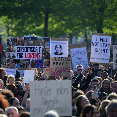 Zahlreiche Menschen nehmen mit Schildern und Plakaten an einer Kundgebung nach den tödlichen Polizeischüssen auf dem Pferdemarkt teil.