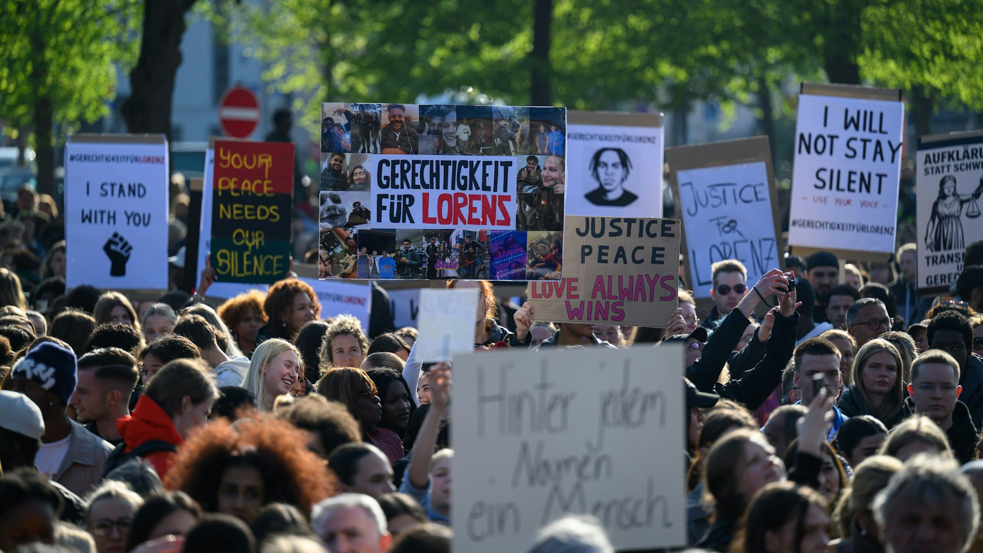 Zahlreiche Menschen nehmen mit Schildern und Plakaten an einer Kundgebung nach den tödlichen Polizeischüssen auf dem Pferdemarkt teil.