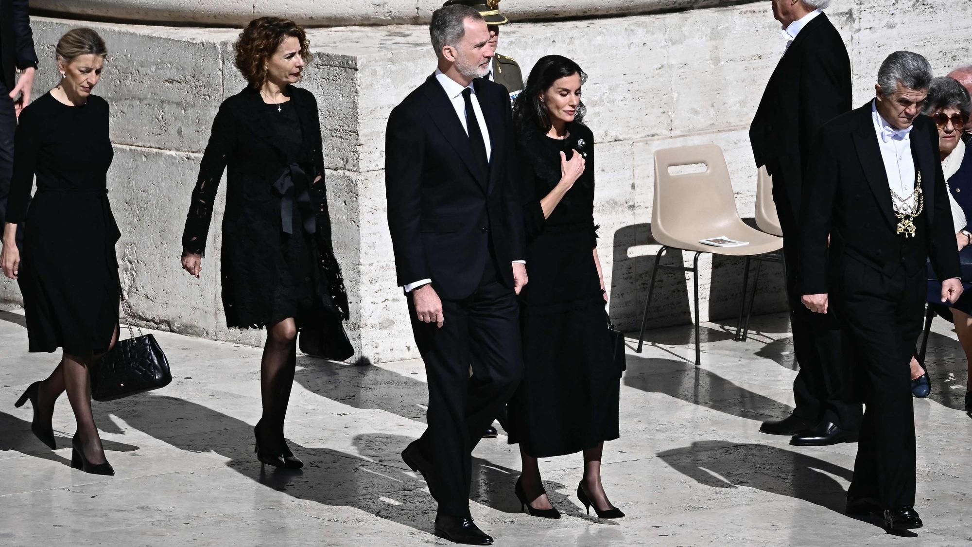 König Felipe VI. und Königin Letizia (beide m) bei der Beerdigung von Papst Franziskus auf dem Petersplatz im Vatikan.