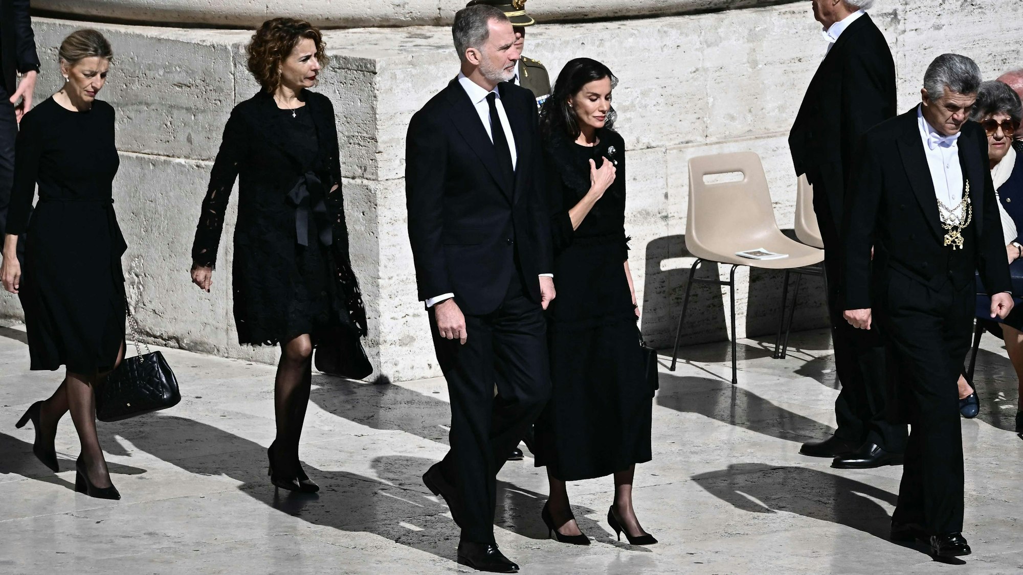 König Felipe VI. und Königin Letizia (beide m) bei der Beerdigung von Papst Franziskus auf dem Petersplatz im Vatikan.