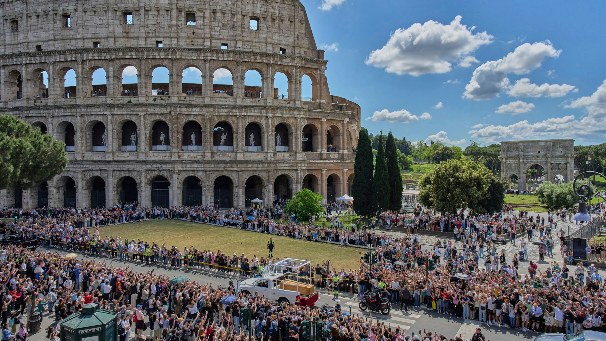 Der Sarg von Papst Franziskus wird in einem umgebauten Papamobil am Kolosseum vorbei in Richtung der Basilika Santa Maria Maggiore, wo der verstorbene Ponitfex zur ewigen Ruhe gebettet wird, gefahren.