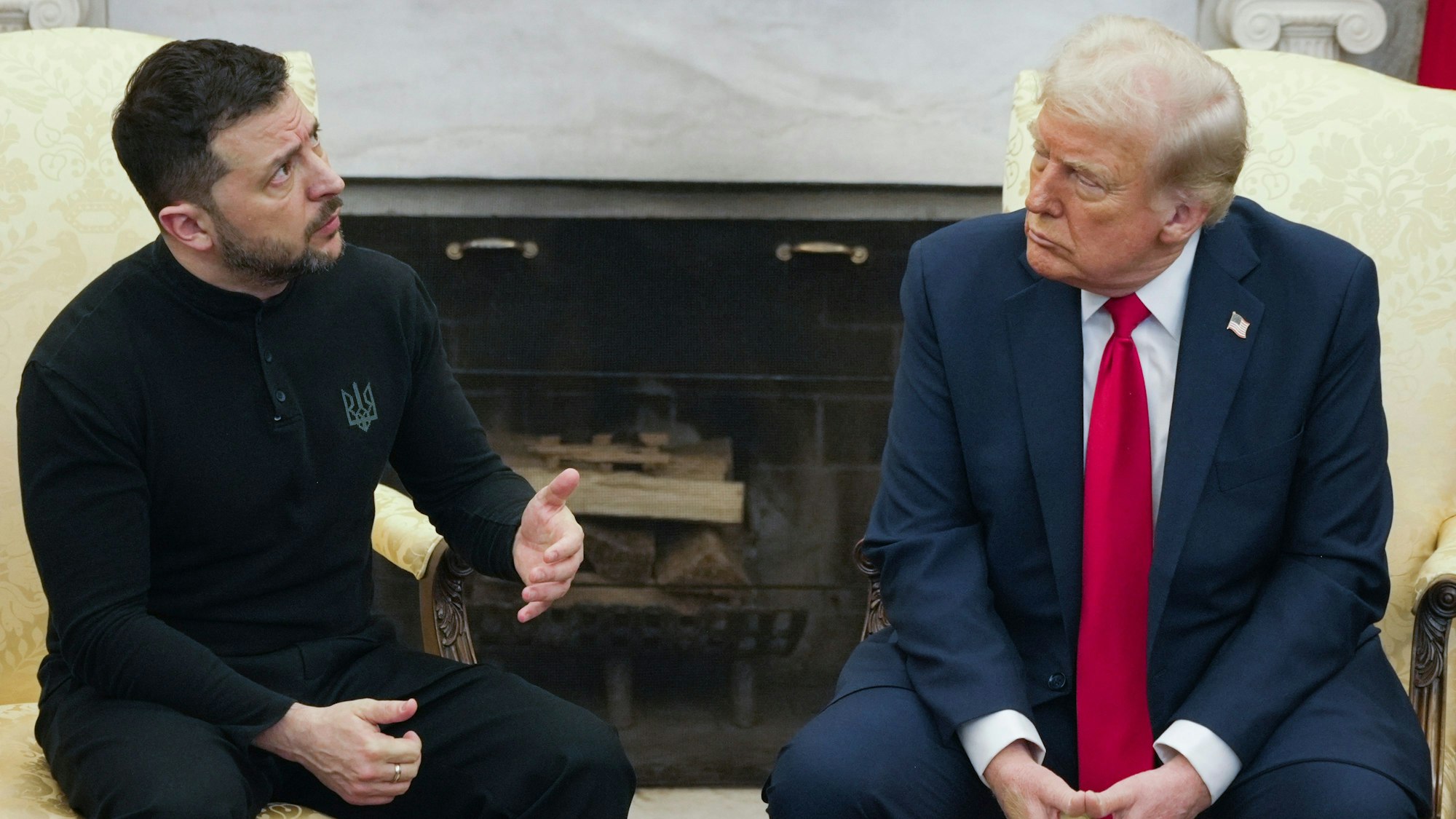 Das Foto zeigt US-Präsident Donald Trump (r) und den ukrainischen Präsidenten Wolodymyr Selenskyj im Oval Office des Weißen Hauses bei einem Treffen im Februar 2025.
