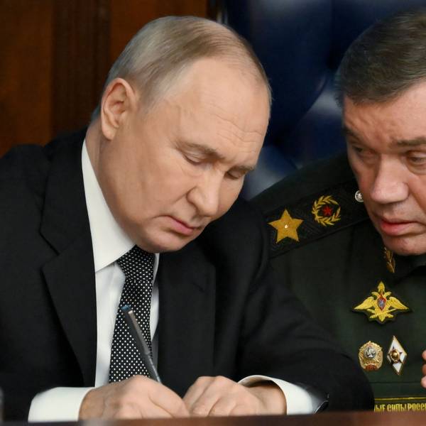 Kremlchef Wladimir Putin (l.) mit dem russischen Generalstabschef General Waleri Gerassimow während einer erweiterten Sitzung des Verteidigungsministeriums. (Archivbild)
