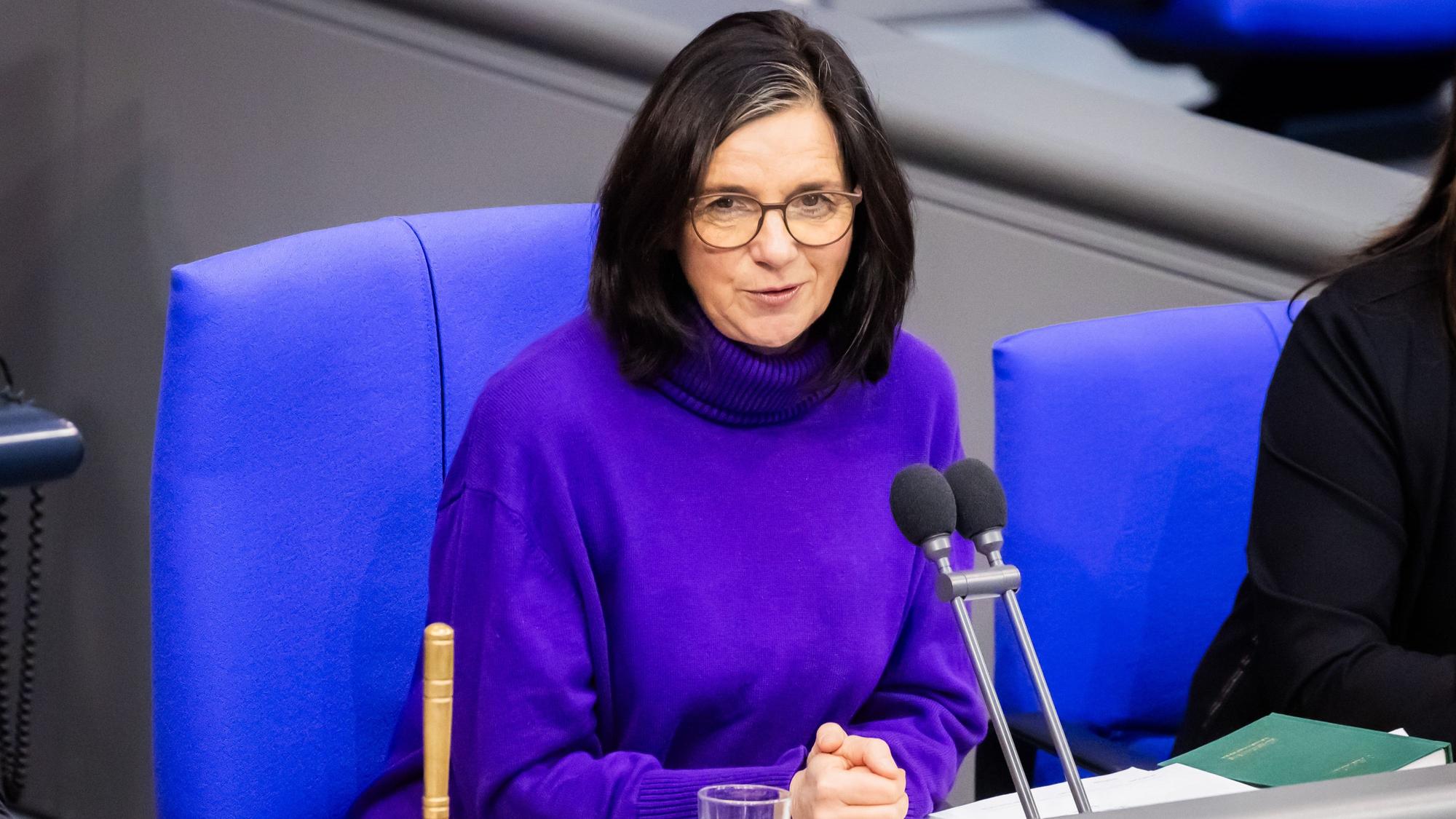 ARCHIV - 20.12.2024, Berlin: Katrin Göring-Eckardt (Bündnis 90/Die Grünen), stellvertretende Bundestagspräsidentin, spricht im Plenum des Deutschen Bundestages. Auf der Tagesordnung der 208. Sitzung stehen unter anderem Abstimmungen über die Finanzierung des Deutschlandtickets und über eine Änderung des Energiewirtschaftsgesetzes sowie Debatten zur Einführung von Tierhaltungslogos im Restaurant und zu den Arbeitsbedingungen in der Paketbranche. (zu dpa: «Göring-Eckardt: Wurde mit einem spitzen Gegenstand bedroht») Foto: Christoph Soeder/dpa +++ dpa-Bildfunk +++