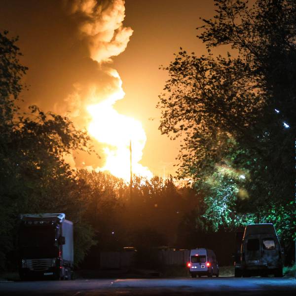Rauch steigt über einem Öllager auf, das nach einem Militärschlag der ukrainischen Streitkräfte in Brand geraten ist. (Archivbild)