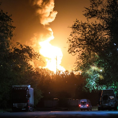 Rauch steigt über einem Öllager auf, das nach einem Militärschlag der ukrainischen Streitkräfte in Brand geraten ist. (Archivbild)