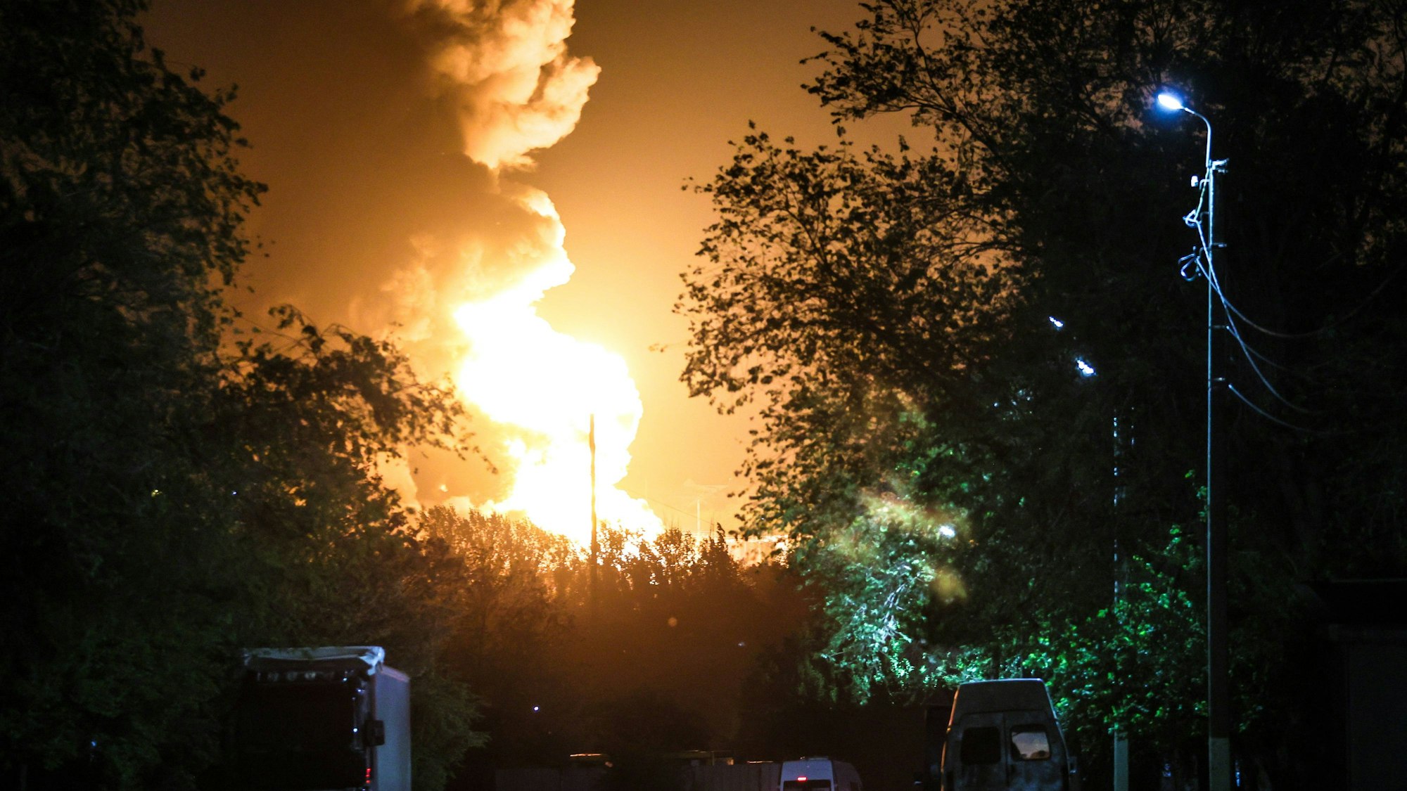 Rauch steigt über einem Öllager auf, das nach einem Militärschlag der ukrainischen Streitkräfte in Brand geraten ist. (Archivbild)