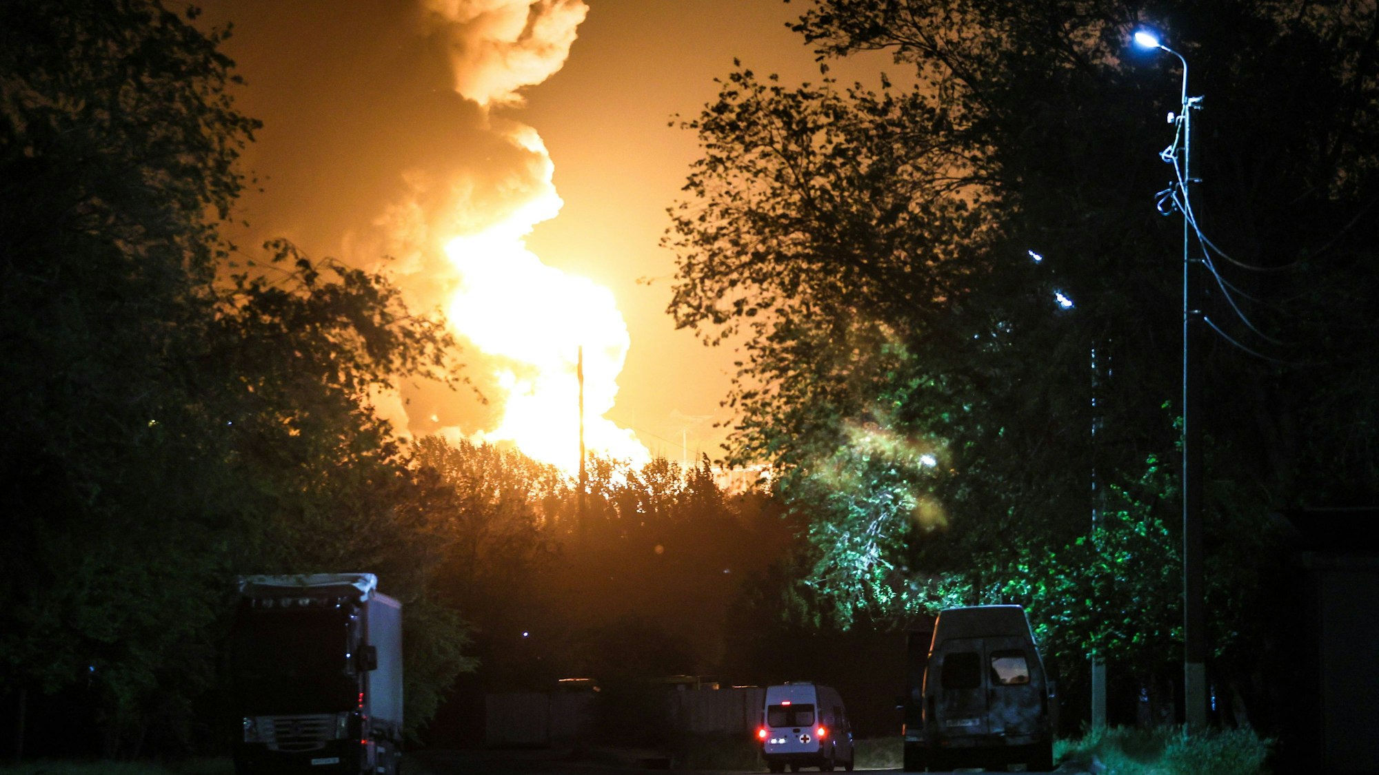 Flammen schlagen aus einem russischen Öldepot nach einem ukrainischen Luftangriff. Die Ukraine hat in der Nacht auf Freitag offenbar erneut militärische Ziele in Russland attackiert. (Archivbild)