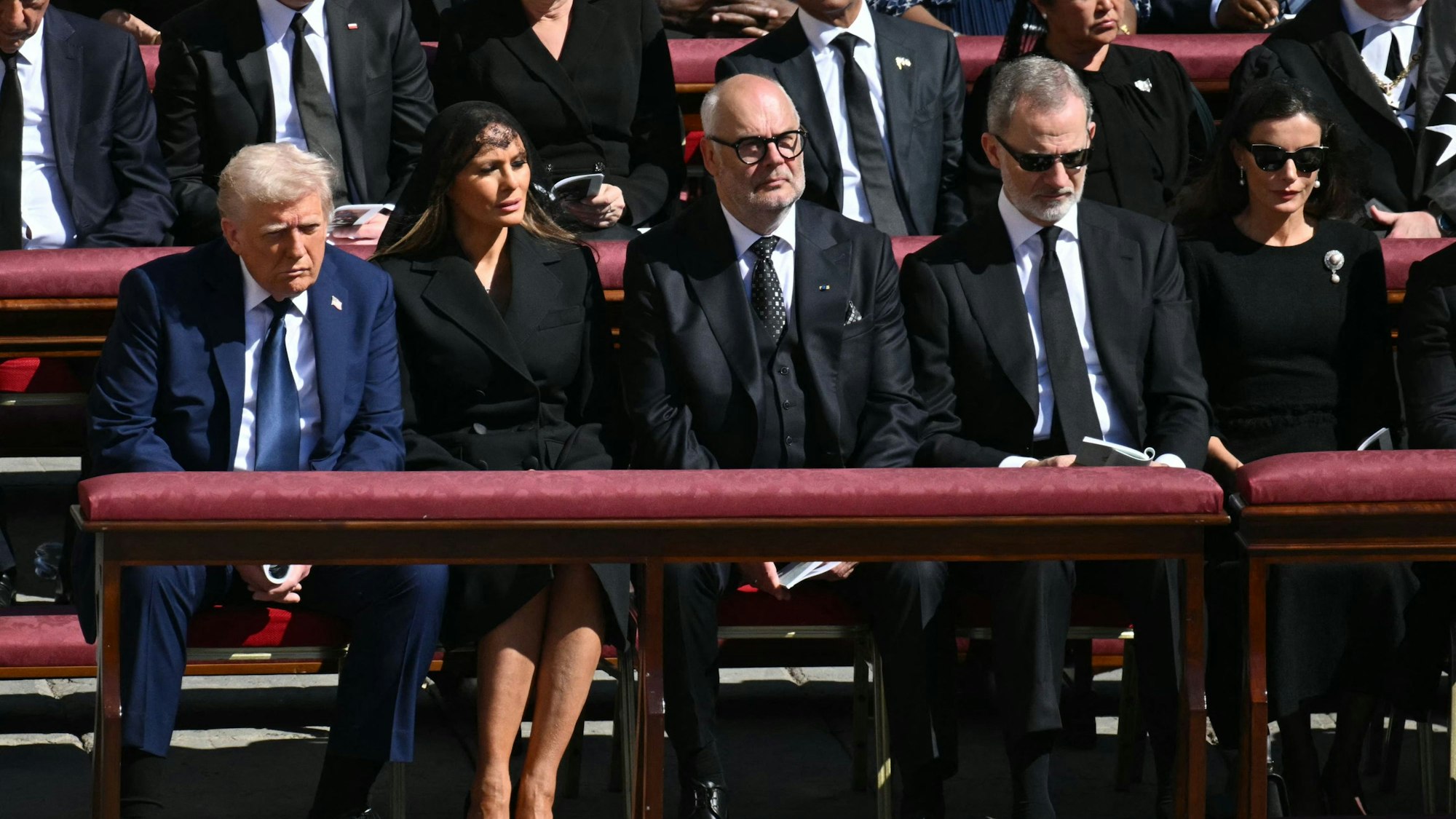 US-Präsident Donald Trump (m) und First Lady Melania Trump (2l) sitzen neben Staatsoberhäuptern wie dem spanischen König Felipe VI (2R) und dessen Ehefrau Königin Letizia (r).