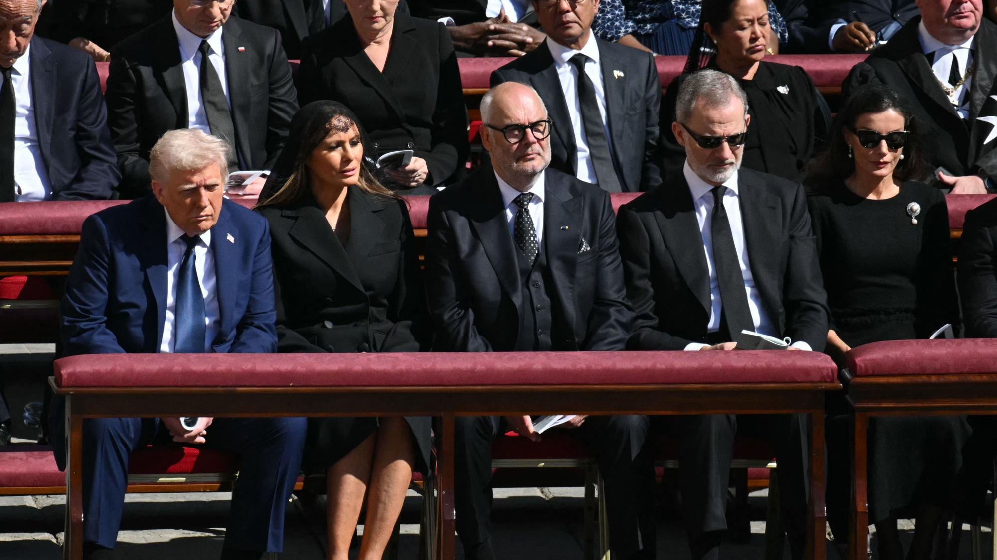 US-Präsident Donald Trump (m) und First Lady Melania Trump (2l) sitzen neben Staatsoberhäuptern wie dem spanischen König Felipe VI (2R) und dessen Ehefrau Königin Letizia (r).