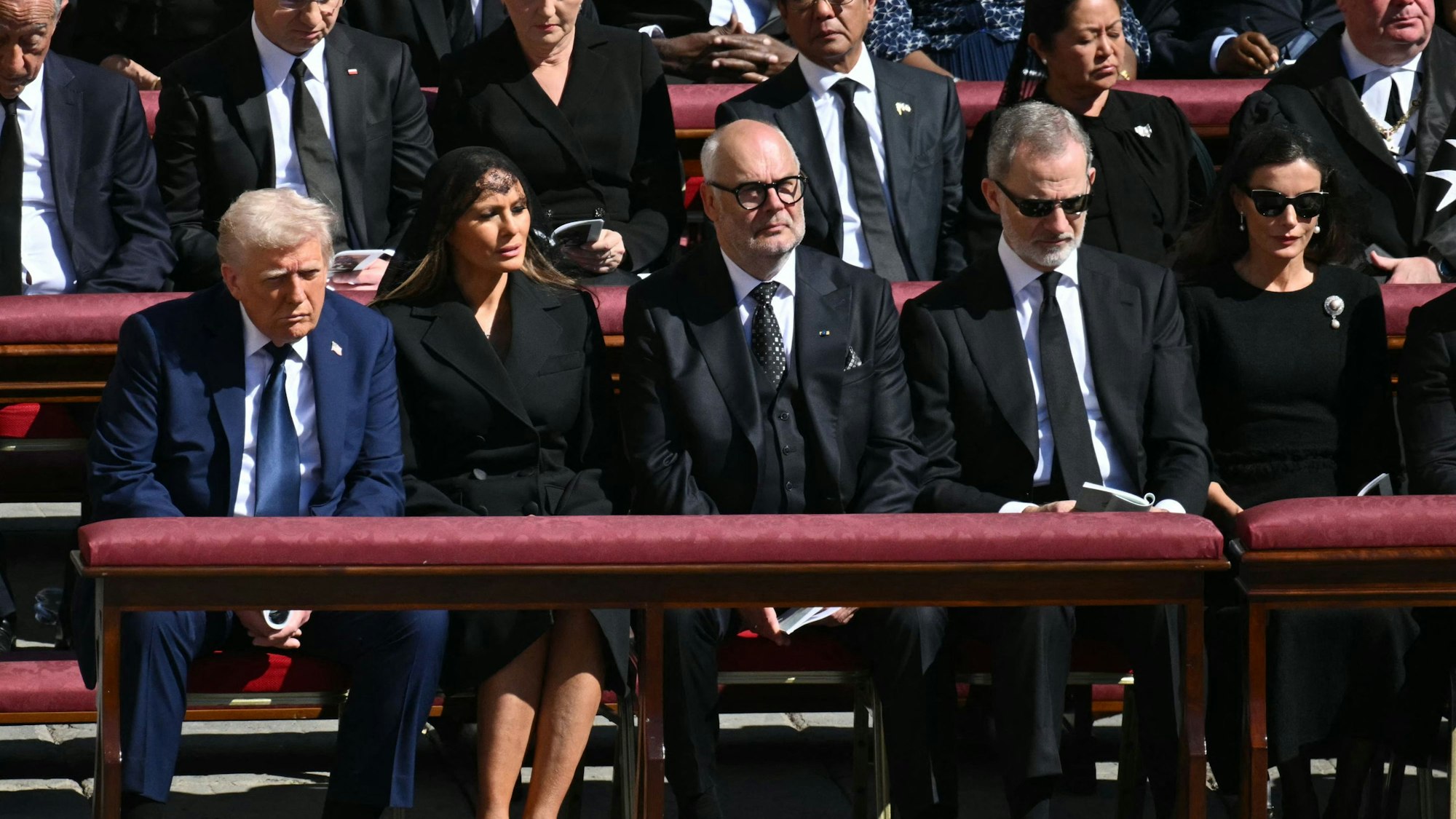 US-Präsident Donald Trump (m) und First Lady Melania Trump (2l) sitzen neben Staatsoberhäuptern wie dem spanischen König Felipe VI (2R) und dessen Ehefrau Königin Letizia (r).