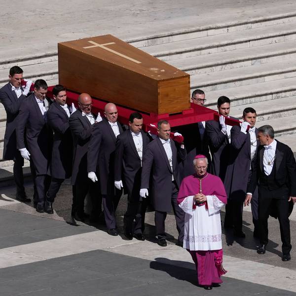 dpatopbilder - 26.04.2025, Vatikan, Vatikanstadt: Der Sarg von Papst Franziskus wird zu seinem Begräbnis auf den Petersplatz im Vatikan getragen. Foto: Gregorio Borgia/AP/dpa +++ dpa-Bildfunk +++