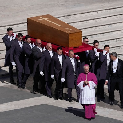 dpatopbilder - 26.04.2025, Vatikan, Vatikanstadt: Der Sarg von Papst Franziskus wird zu seinem Begräbnis auf den Petersplatz im Vatikan getragen. Foto: Gregorio Borgia/AP/dpa +++ dpa-Bildfunk +++