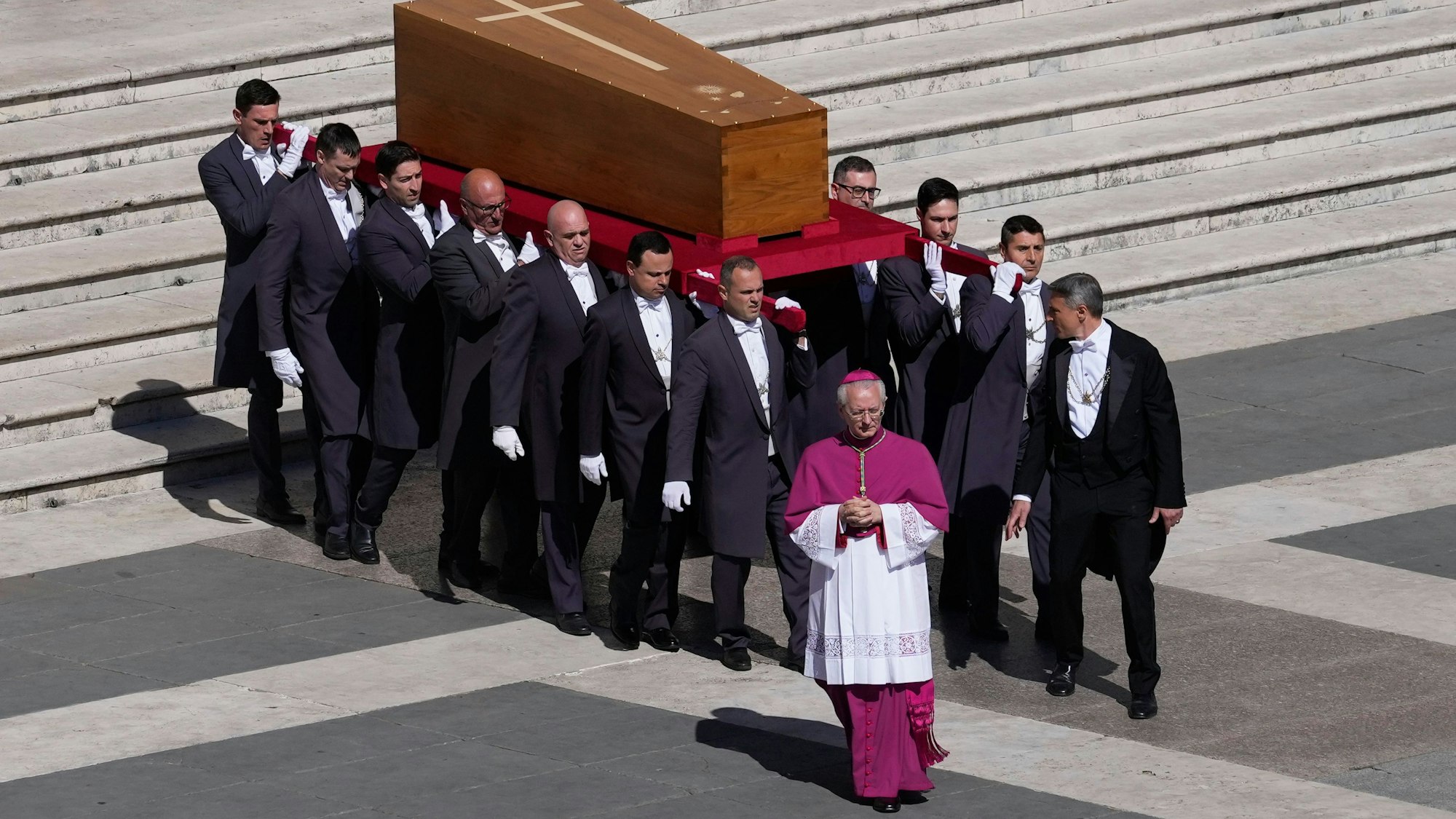 dpatopbilder - 26.04.2025, Vatikan, Vatikanstadt: Der Sarg von Papst Franziskus wird zu seinem Begräbnis auf den Petersplatz im Vatikan getragen. Foto: Gregorio Borgia/AP/dpa +++ dpa-Bildfunk +++