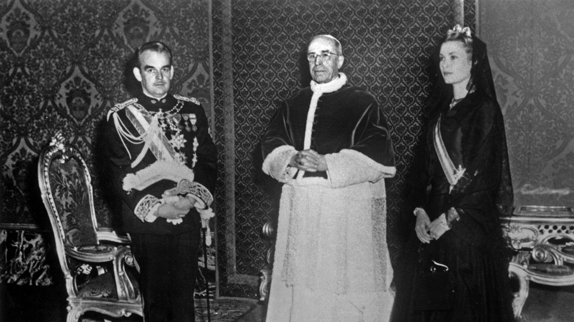 Fürst Rainier III. (l) und Fürstin Gracia Patricia (r) bei ihrer Audienz bei Papst Pius XII. (m) im Jahr 1957: Grace Kelly erschien traditionell mit schwarzer Mantilla.