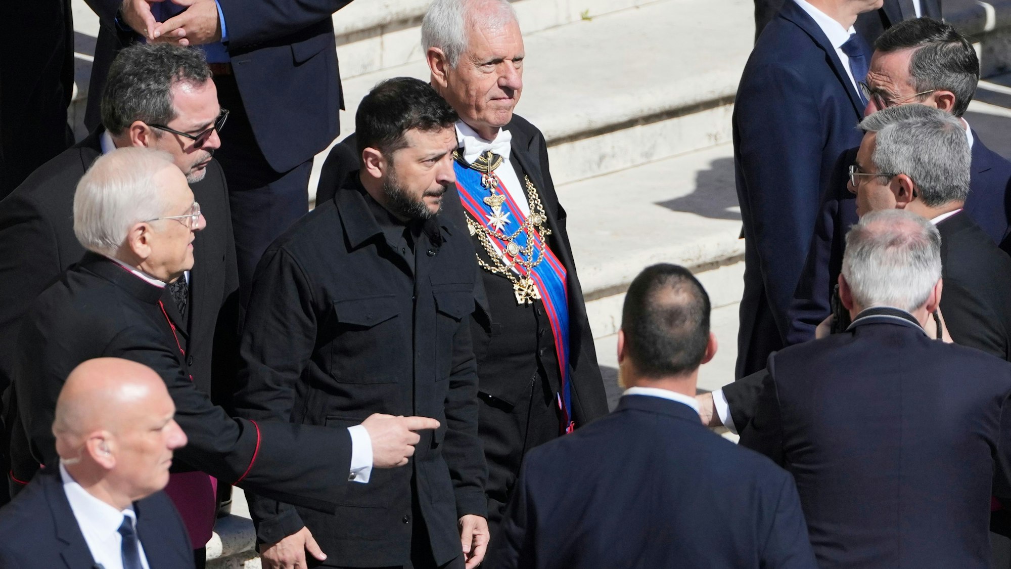 Der ukrainische Präsident (M.) Wolodymyr Selenskyj und andere Gäste kommen zur Beerdigung von Papst Franziskus auf dem Petersplatz im Vatikan.