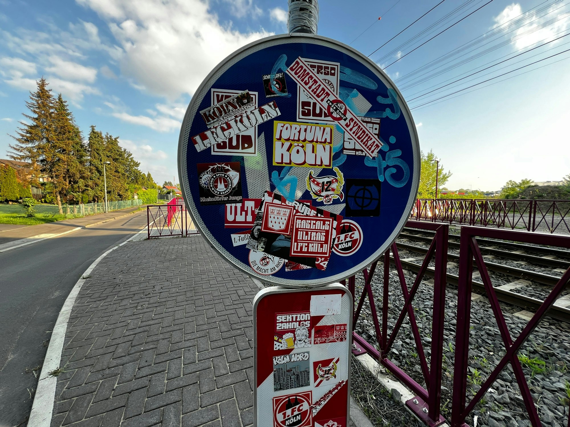 Aufkleber von Fußballfans in Wiesdorf. Foto: Ralf Krieger