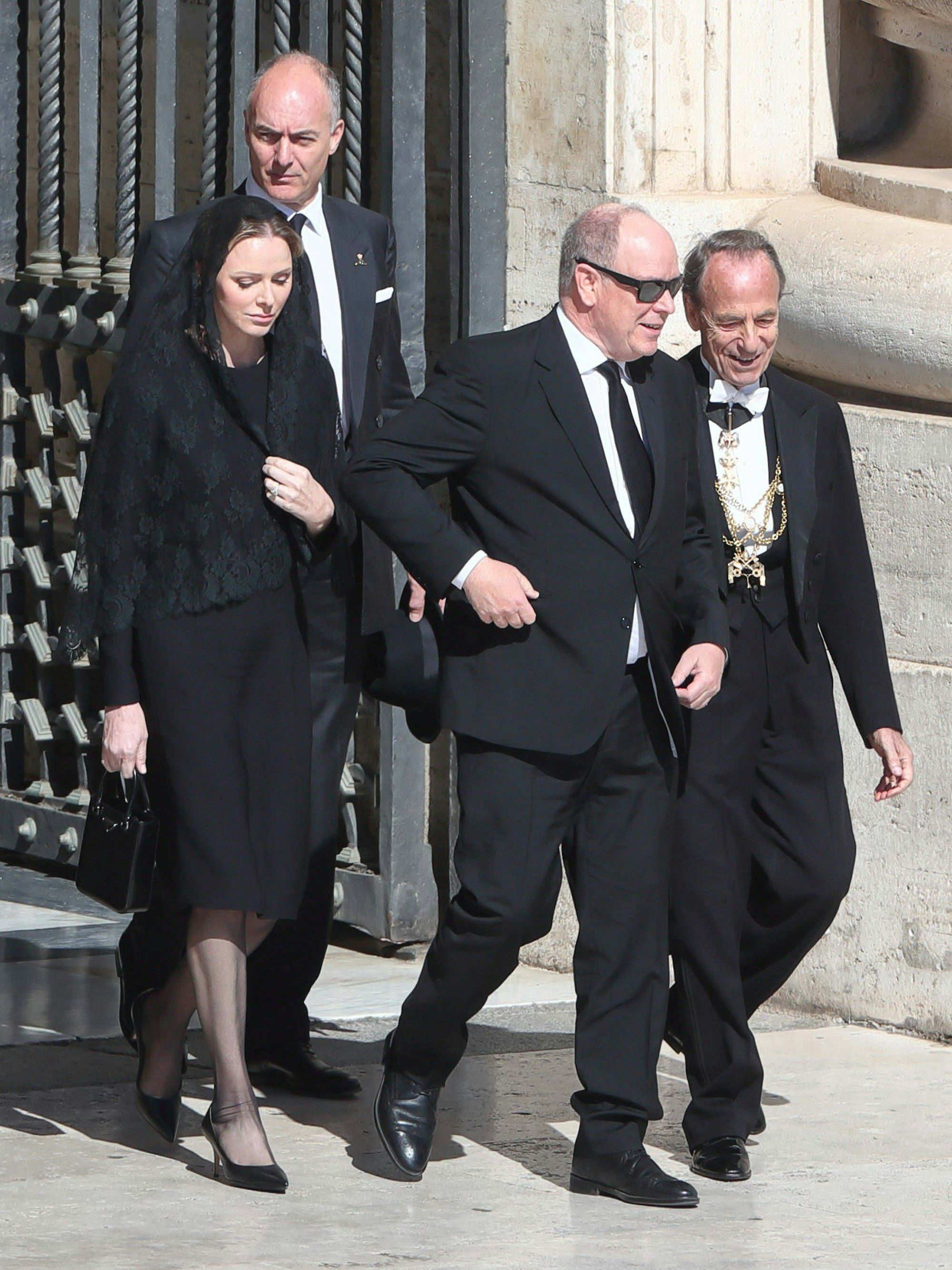 Charlène von Monaco neben Fürst Albert vor den Trauerfeierlichkeiten für Papst Franziskus.