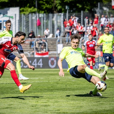 3. Liga: FC Viktoria Köln - SV Wehen Wiesbaden, 26.04.2025 Torschuss zum 1:0 durch Albion Vrenezi FC Viktoria Köln, 10 Köln, 26.04.2025, 35. Spieltag der 3. Fußball-Liga, FC Viktoria Köln - SV Wehen Wiesbaden im Sportpark Hoehenberg in Köln. Die DFL-Bestimmungen verbieten die Verwendung von Fotografien als Bildsequenzen und / oder Quasi-Videos. *** 3 Liga FC Viktoria Köln SV Wehen Wiesbaden, 26 04 2025 Goal shot to 1 0 by Albion Vrenezi FC Viktoria Köln, 10 Köln, 26 04 2025, 35 Matchday of the 3 Football League, FC Viktoria Köln SV Wehen Wiesbaden at Sportpark Hoehenberg in Cologne The DFL regulations prohibit the use of photographs as image sequences and or quasi videos Copyright: xBEAUTIFULxSPORTS/LeahxKohringx