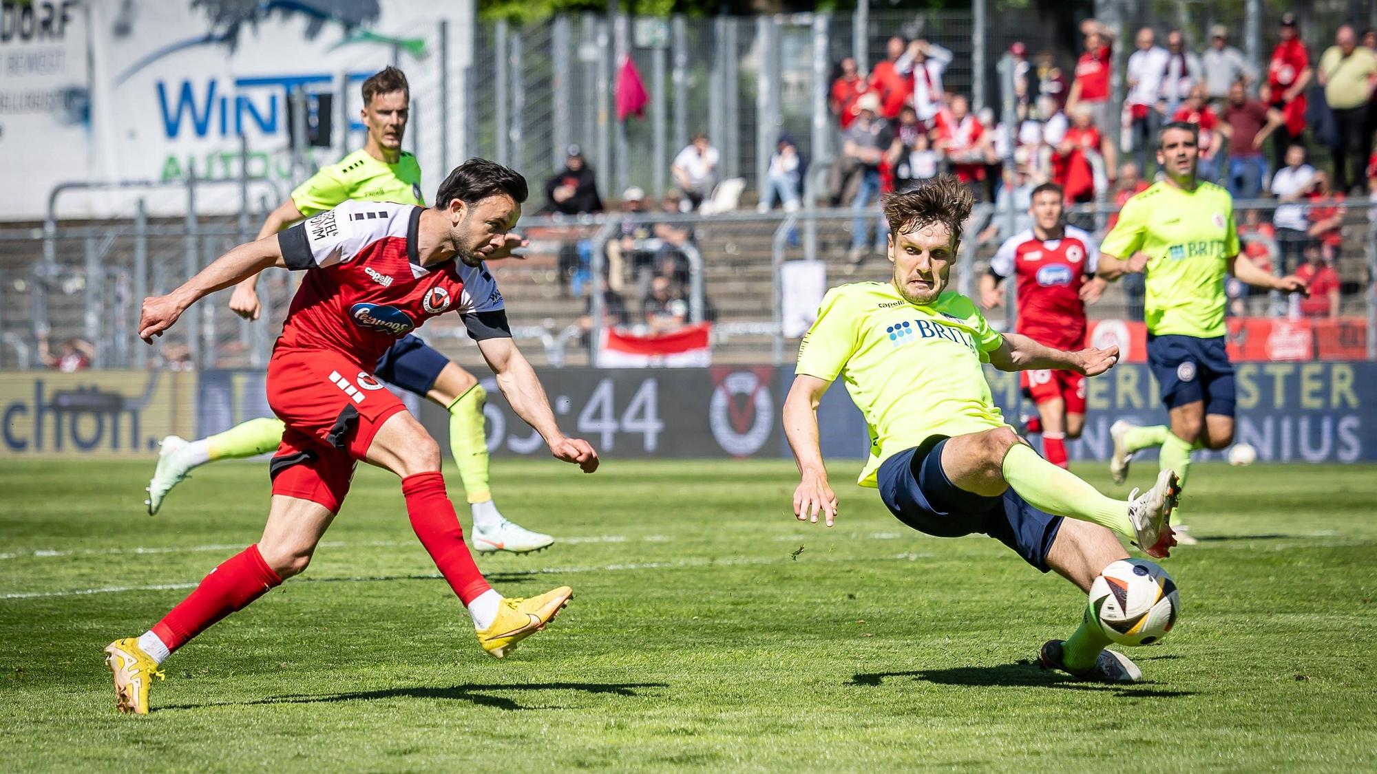 3. Liga: FC Viktoria Köln - SV Wehen Wiesbaden, 26.04.2025 Torschuss zum 1:0 durch Albion Vrenezi FC Viktoria Köln, 10 Köln, 26.04.2025, 35. Spieltag der 3. Fußball-Liga, FC Viktoria Köln - SV Wehen Wiesbaden im Sportpark Hoehenberg in Köln. Die DFL-Bestimmungen verbieten die Verwendung von Fotografien als Bildsequenzen und / oder Quasi-Videos. *** 3 Liga FC Viktoria Köln SV Wehen Wiesbaden, 26 04 2025 Goal shot to 1 0 by Albion Vrenezi FC Viktoria Köln, 10 Köln, 26 04 2025, 35 Matchday of the 3 Football League, FC Viktoria Köln SV Wehen Wiesbaden at Sportpark Hoehenberg in Cologne The DFL regulations prohibit the use of photographs as image sequences and or quasi videos Copyright: xBEAUTIFULxSPORTS/LeahxKohringx