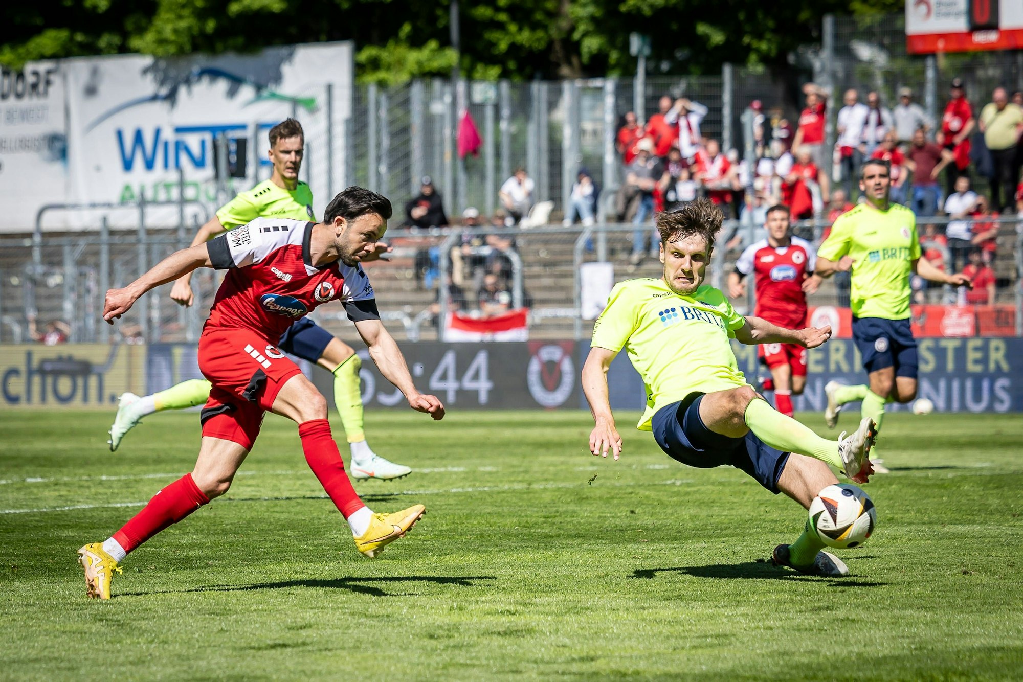 3. Liga: FC Viktoria Köln - SV Wehen Wiesbaden, 26.04.2025 Torschuss zum 1:0 durch Albion Vrenezi FC Viktoria Köln, 10 Köln, 26.04.2025, 35. Spieltag der 3. Fußball-Liga, FC Viktoria Köln - SV Wehen Wiesbaden im Sportpark Hoehenberg in Köln. Die DFL-Bestimmungen verbieten die Verwendung von Fotografien als Bildsequenzen und / oder Quasi-Videos. *** 3 Liga FC Viktoria Köln SV Wehen Wiesbaden, 26 04 2025 Goal shot to 1 0 by Albion Vrenezi FC Viktoria Köln, 10 Köln, 26 04 2025, 35 Matchday of the 3 Football League, FC Viktoria Köln SV Wehen Wiesbaden at Sportpark Hoehenberg in Cologne The DFL regulations prohibit the use of photographs as image sequences and or quasi videos Copyright: xBEAUTIFULxSPORTS/LeahxKohringx