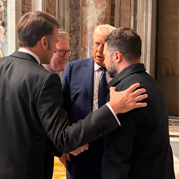 Wolodymyr Selenskyj (r), Präsident Donald Trump (2.v.r), der französische Präsident Emmanuel Macron (l) und der britische Premierminister Keir Starmer bei der Beerdigung von Papst Franziskus im Vatikan.