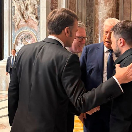 Wolodymyr Selenskyj (r), Präsident Donald Trump (2.v.r), der französische Präsident Emmanuel Macron (l) und der britische Premierminister Keir Starmer bei der Beerdigung von Papst Franziskus im Vatikan.