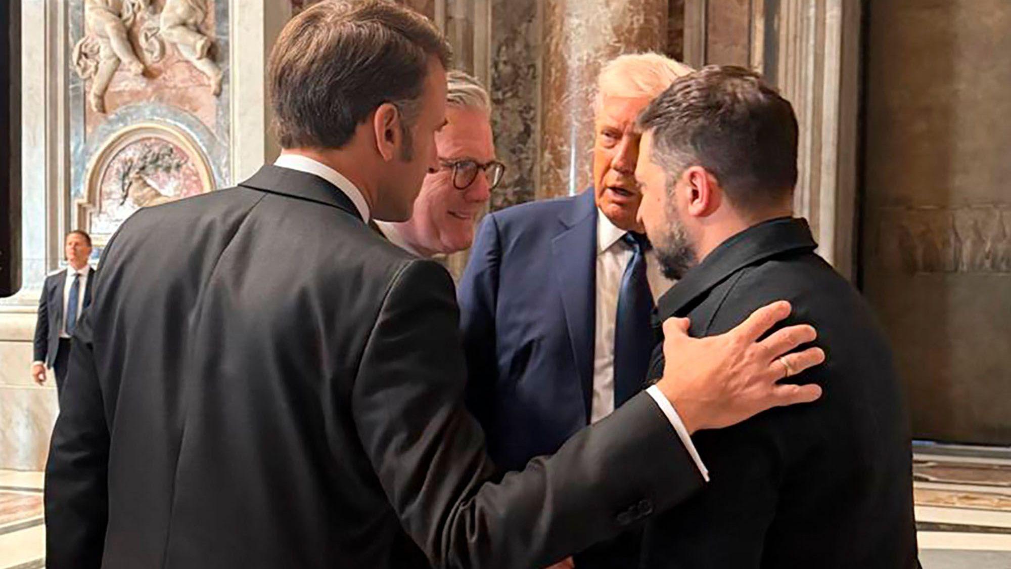 Der ukrainische Präsident Wolodymyr Selenskyj (r.), US-Präsident Donald Trump (2.v.r), der französische Präsident Emmanuel Macron (l.) und der britische Premierminister Keir Starmer unterhalten sich am Rande der Beerdigung von Papst Franziskus im Vatikan.