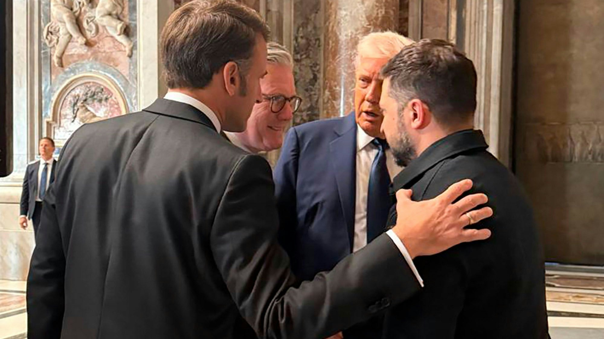 Der ukrainische Präsident Wolodymyr Selenskyj (r.), US-Präsident Donald Trump (2.v.r), der französische Präsident Emmanuel Macron (l.) und der britische Premierminister Keir Starmer unterhalten sich am Rande der Beerdigung von Papst Franziskus im Vatikan.