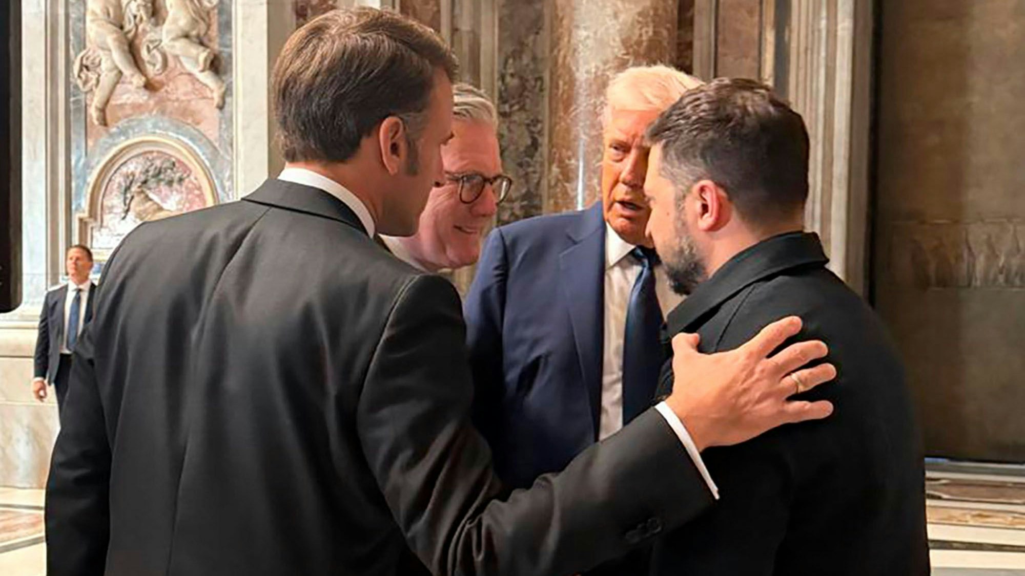 Wolodymyr Selenskyj (r), Präsident Donald Trump (2.v.r), der französische Präsident Emmanuel Macron (l) und der britische Premierminister Keir Starmer bei der Beerdigung von Papst Franziskus im Vatikan.