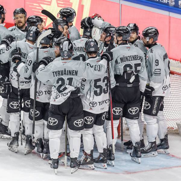 Spieler der Kölner Haie stehen nach der Niederlage zusammen auf dem Eis.