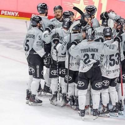 Spieler der Kölner Haie stehen nach der Niederlage zusammen auf dem Eis.