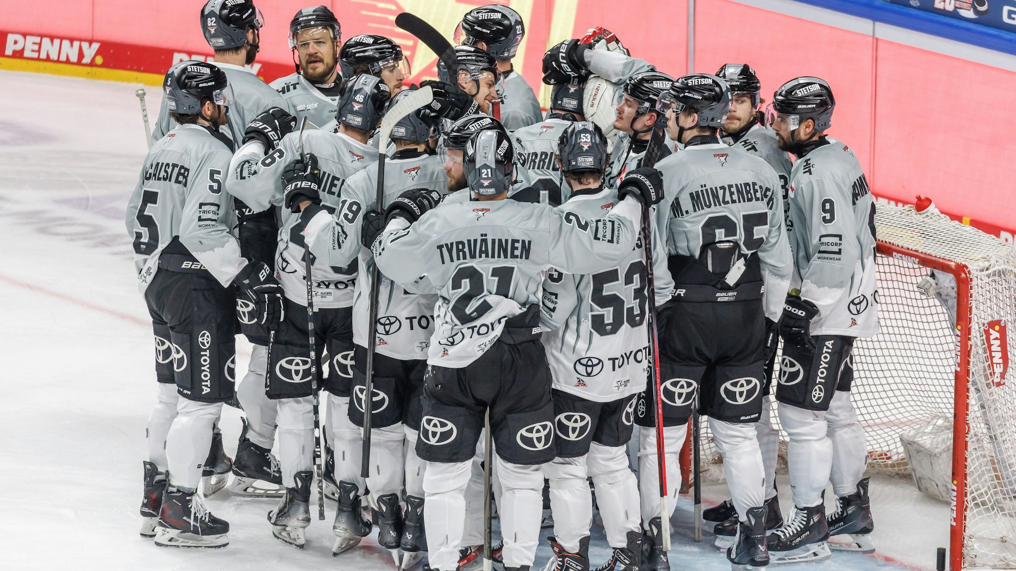 Spieler der Kölner Haie stehen nach der Niederlage zusammen auf dem Eis.