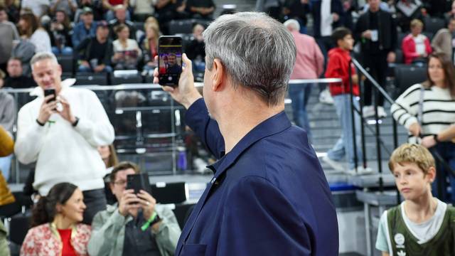 Markus Söder beim Selfies machen.