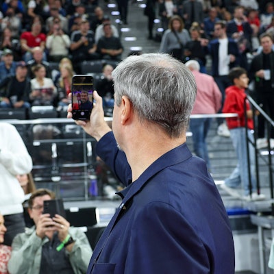 Markus Söder beim Selfies machen.