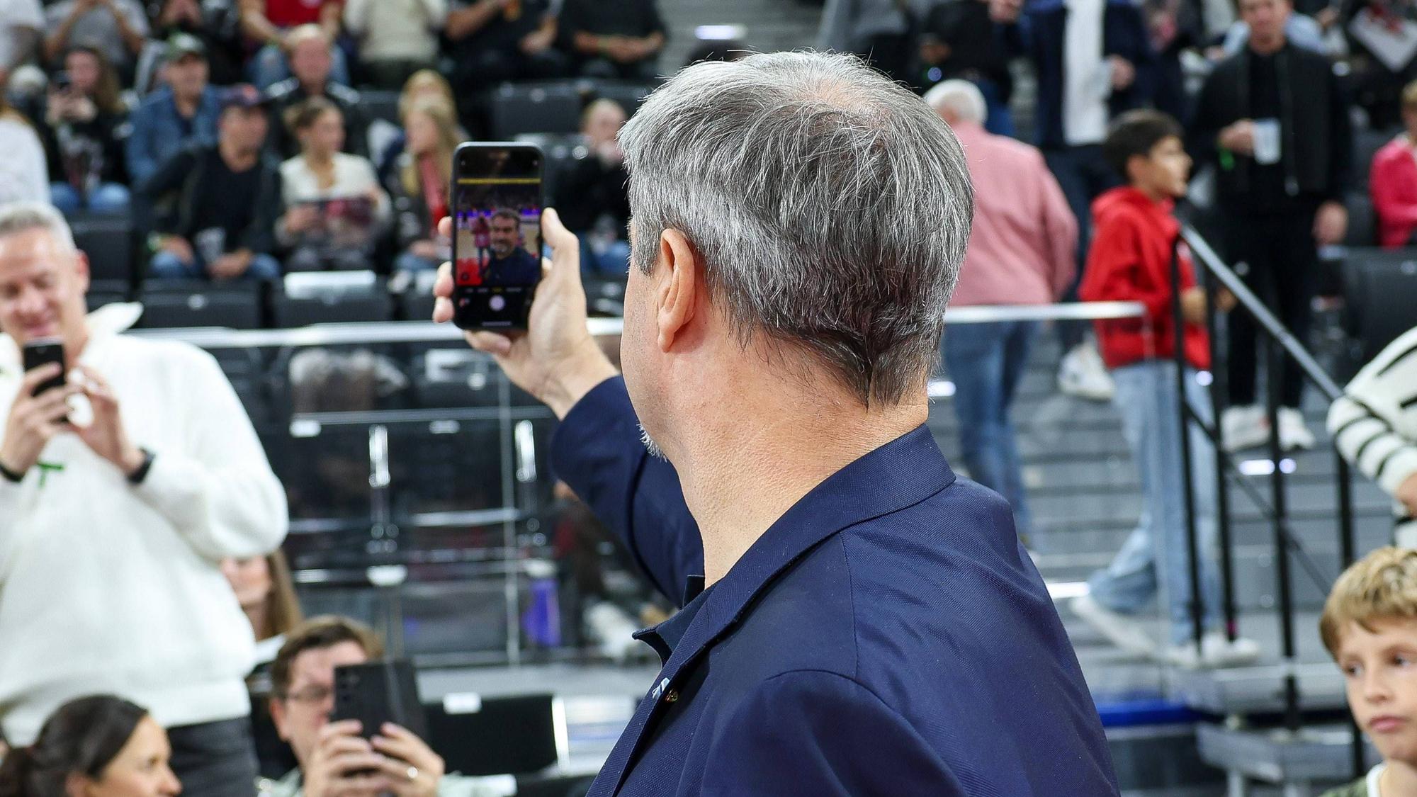 Markus Söder beim Selfies machen.