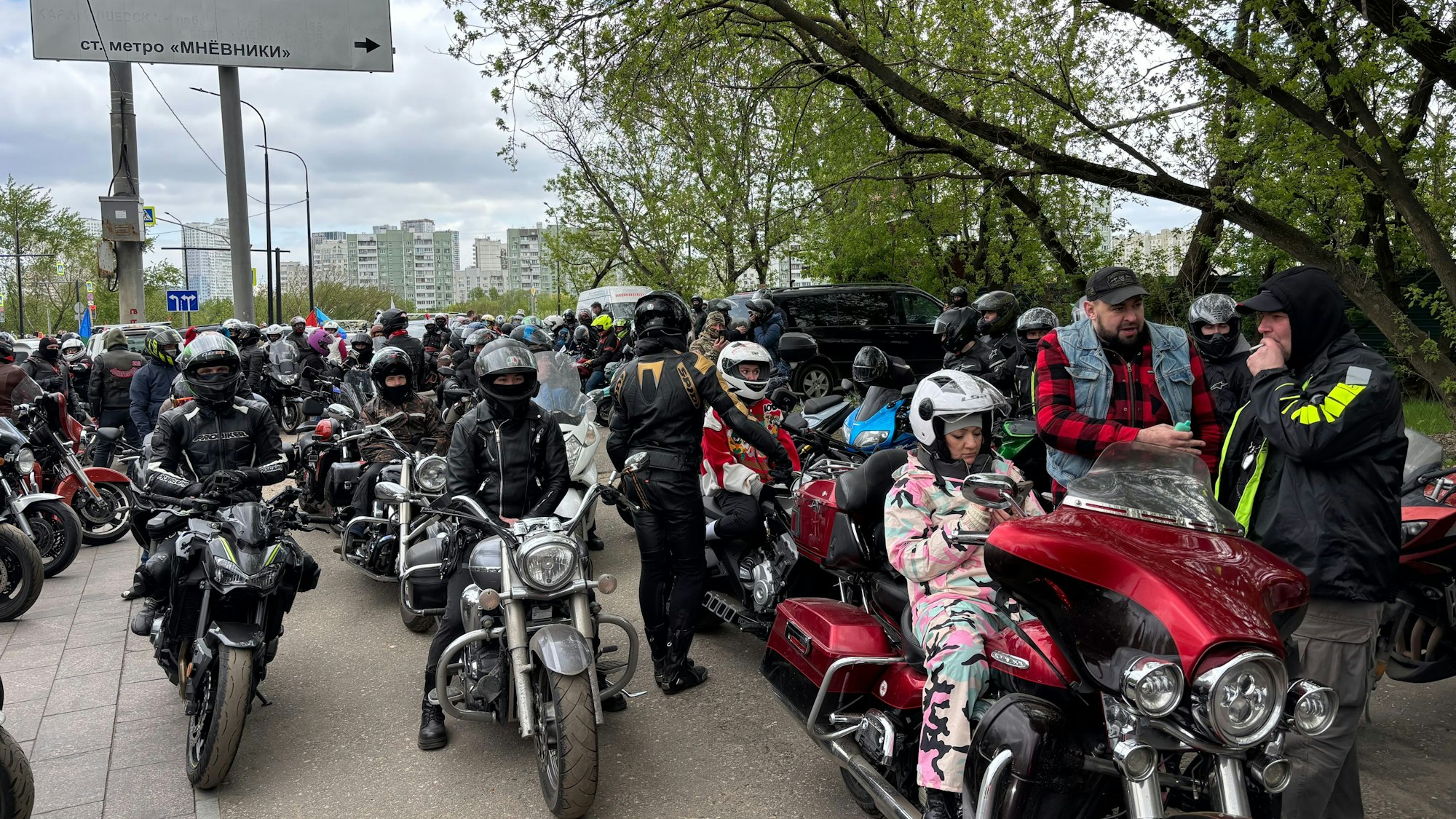 Mitglieder des russisch-nationalistischen Motorradclubs ´Nachtwölfe» warten auf den Start einer Tour zum Saisonbeginn sowie einer geplanten Fahrt nach Berlin zum Weltkriegsgedenken.