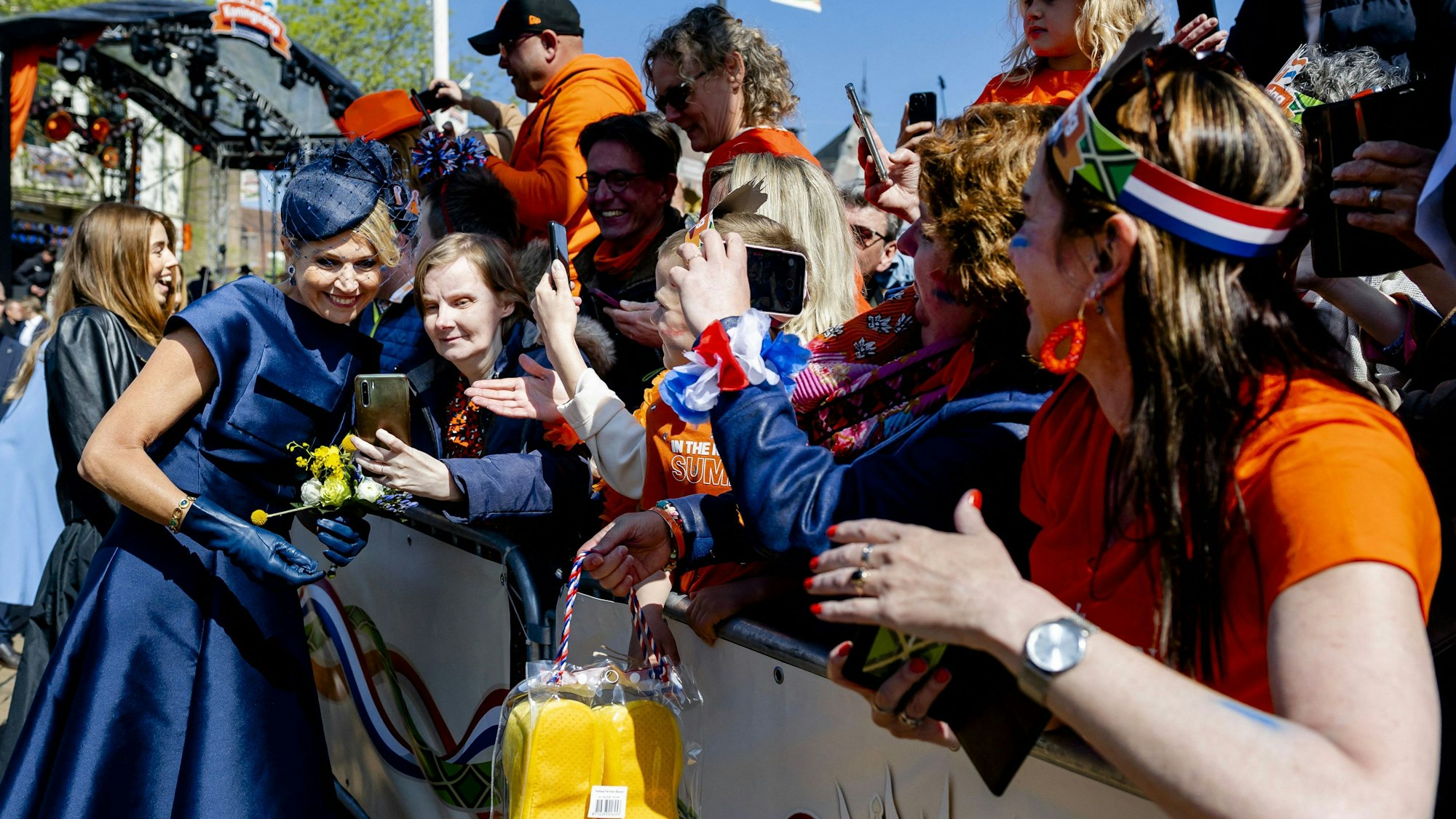 Máxima (2.v.l.) posiert für ein Selfie mit Schaulustigen während der Feierlichkeiten zum Königstag.
