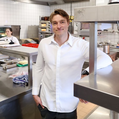 Küchenchef Torben Schuster
ist in der Restaurantküche zu sehen.