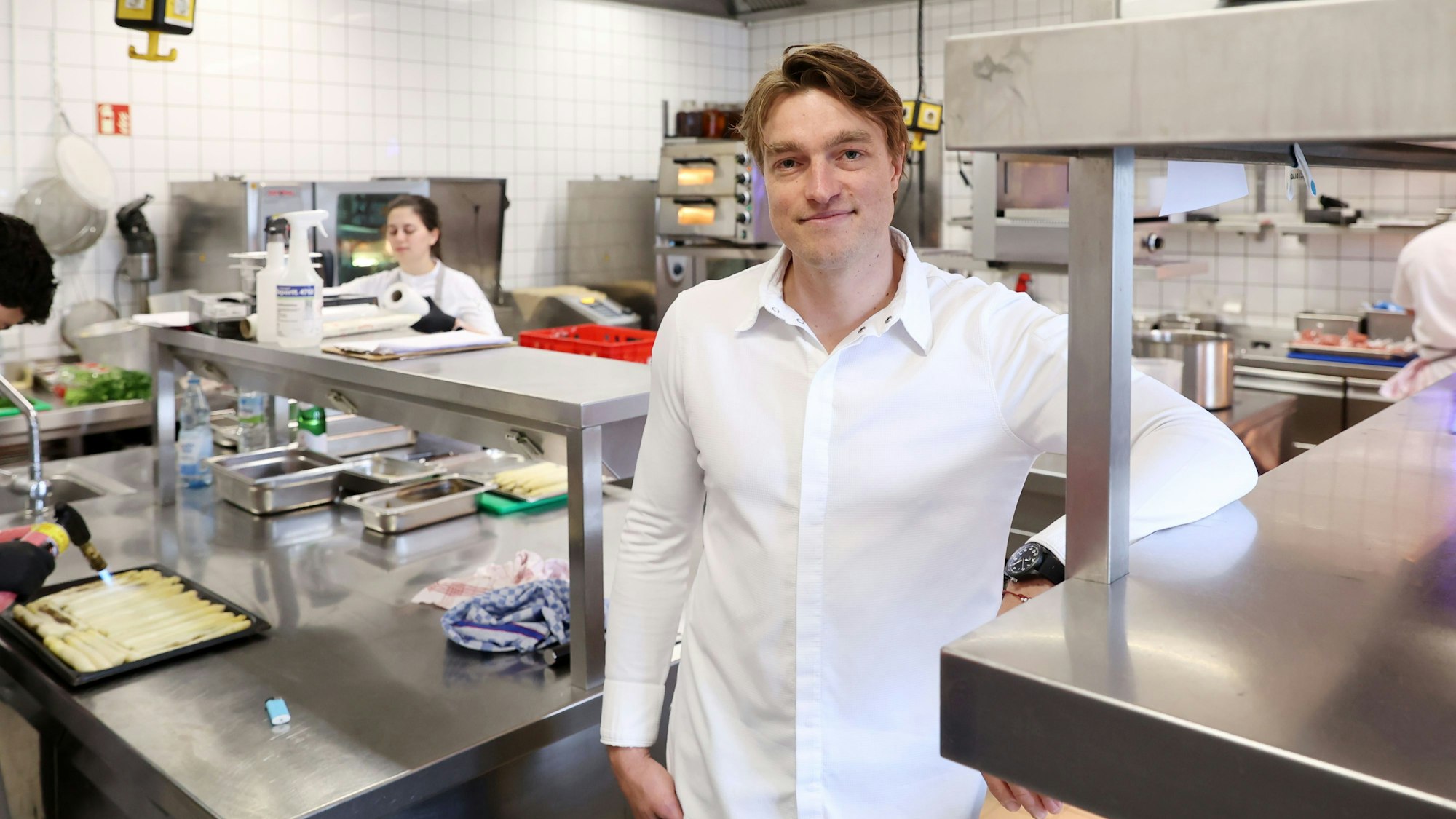 Küchenchef Torben Schuster
ist in der Restaurantküche zu sehen.