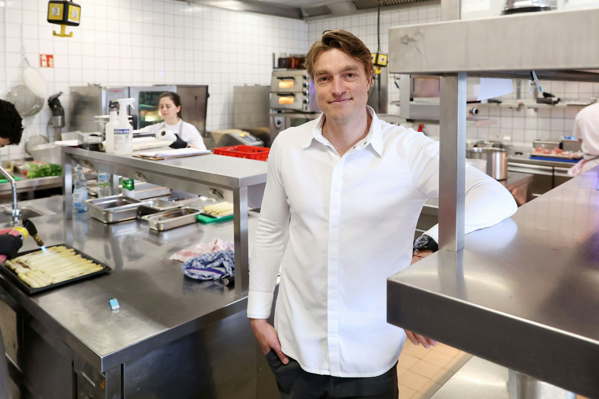 25.04.2025
Pulheim:
Reportage über den Umbau des Restaurant Gut Lärchenhof.
Küchenchef Torben Schuster
Foto: Martina Goyert