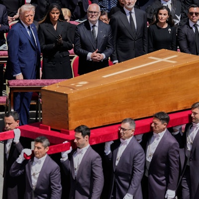 Sargträger tragen den Sarg des verstorbenen Papstes Franziskus nach Beendigung der Trauerfeier vom Petersplatz im Vatikan.
