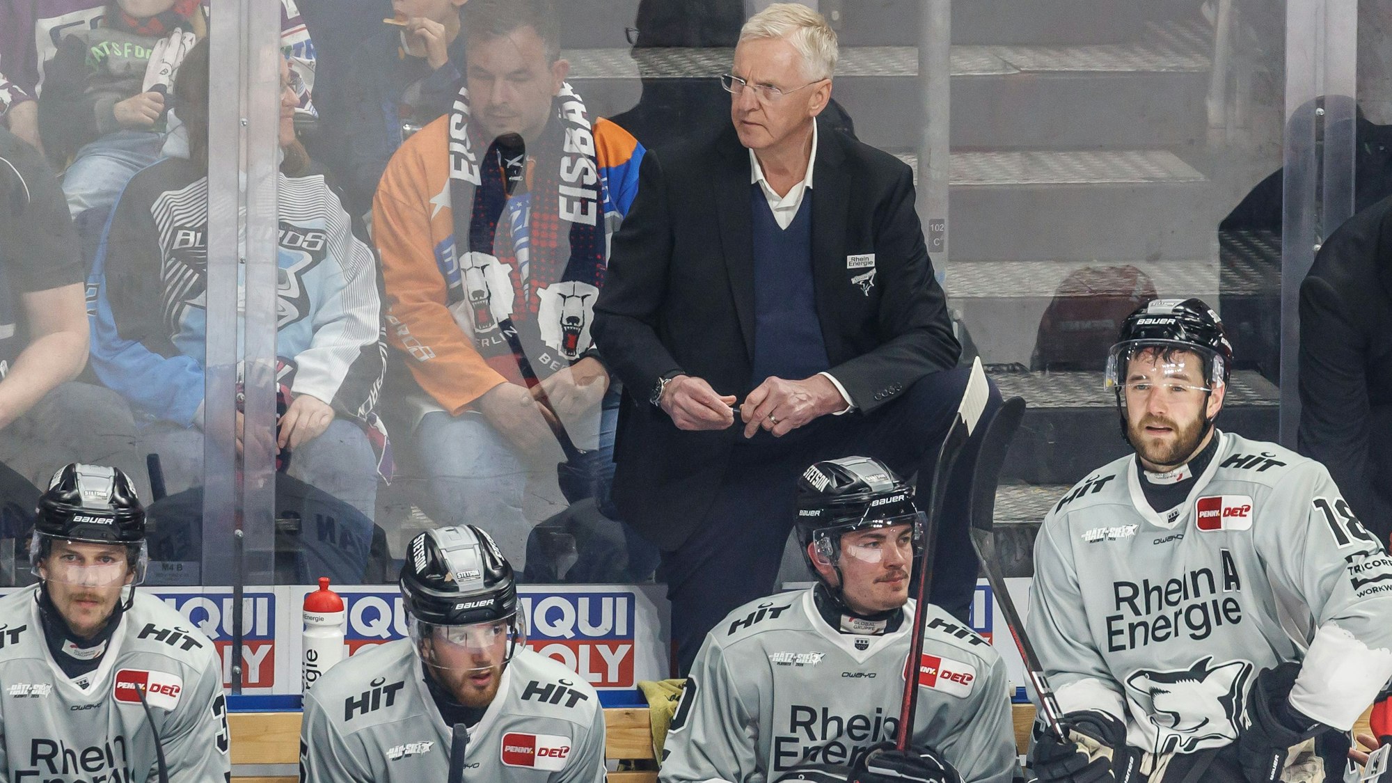 Trainer Kari Jalonen von Kölner Haie verfolgt das Spiel.