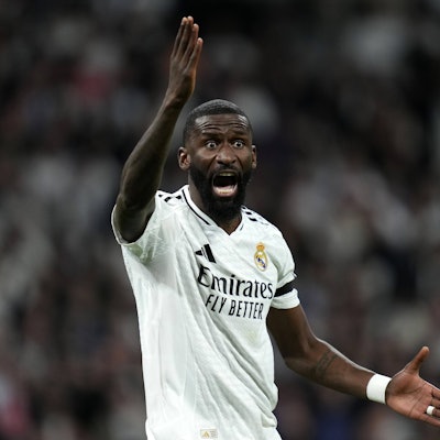 Im Pokalfinale gegen den FC Barcelona leistete sich Antonio Rüdiger (l) einen heftigen Aussetzer.